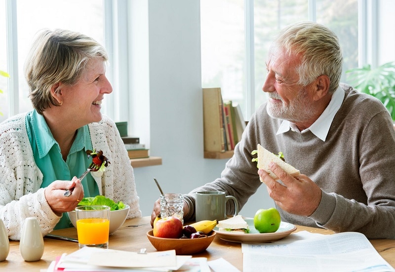 Elderly-Couple-Eating