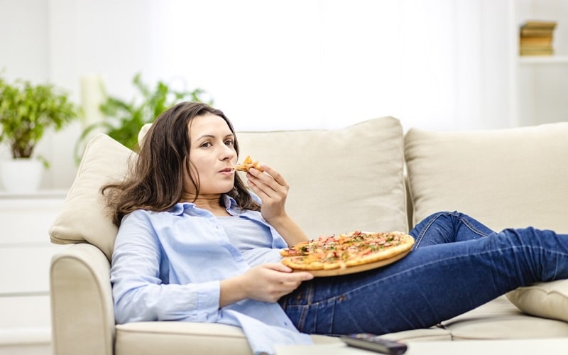 woman-eating-pizza