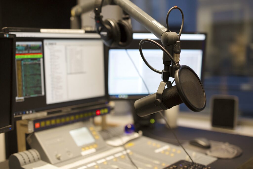 microphone modern radio station broadcasting studi PVQFREZ